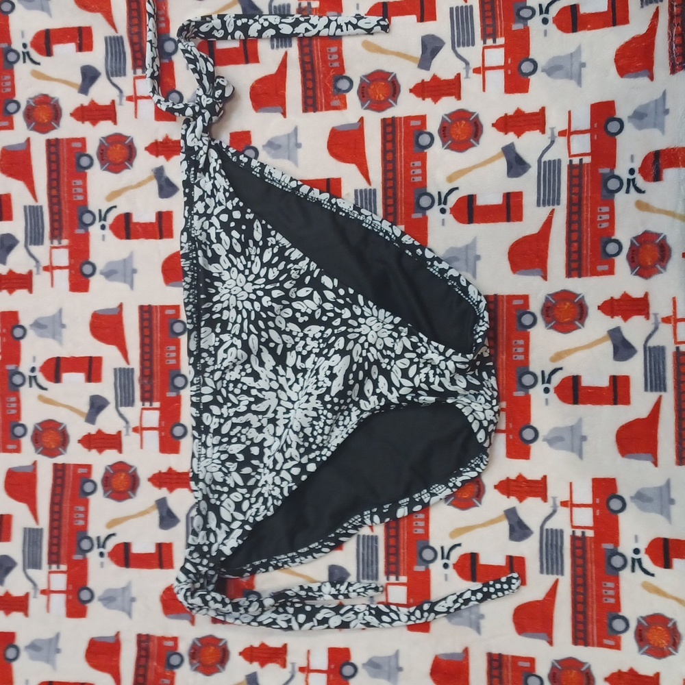 Black and white swimsuit bottoms‎